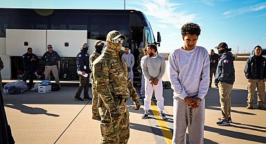 ABD, 10 "suçlu" göçmeni Guantanamo Körfezi'ne gönderdi