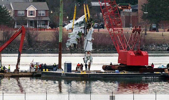 ABD'de uçak ile helikopterin çarpıştığı kazada ölen 67 kişinin cesedi sudan çıkarıldı
