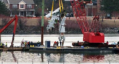 ABD'de uçak ile helikopterin çarpıştığı kazada ölen 67 kişinin cesedi sudan çıkarıldı