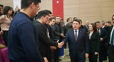 Adalet Bakanı Tunç, gençlere tecrübelerini anlattı