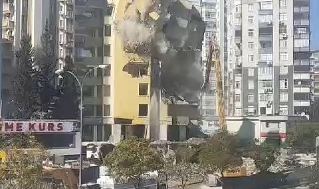 Adana'da ağır hasarlı bina kontrollü yıkıldı