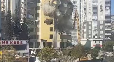 Adana'da ağır hasarlı bina kontrollü yıkıldı