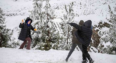 Adana'nın yüksek kesimlerine kar yağdı, çocuklar doyasıya eğlendi