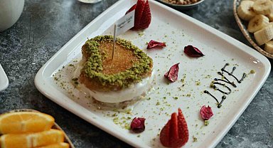 Adanalı tatlıcıdan 14 Şubat'a özel 'kalp' şeklinde künefe