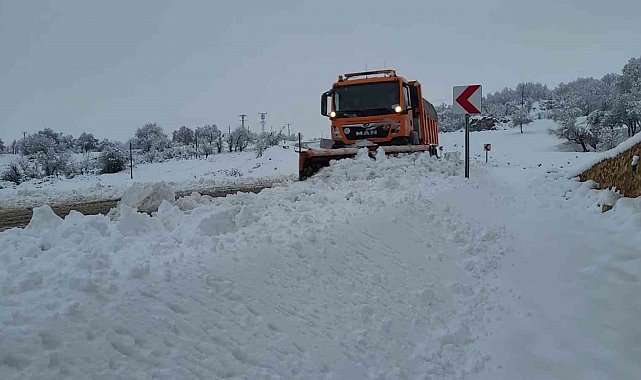 Adıyaman'da kar köy yollarını kapattı