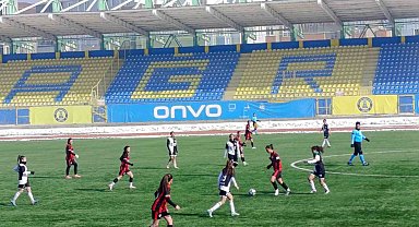 Ağrı Aile ve Sosyal Politikalar Gençlik ve Spor Kulübü Kadın Takımı, Kahramanmaraş Anadolu Spor'u 5-0 mağlup etti