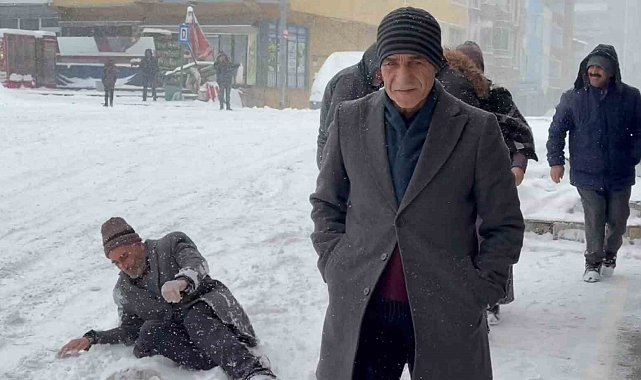 Ağrı'da cadde ve sokaklar buz pistine döndü