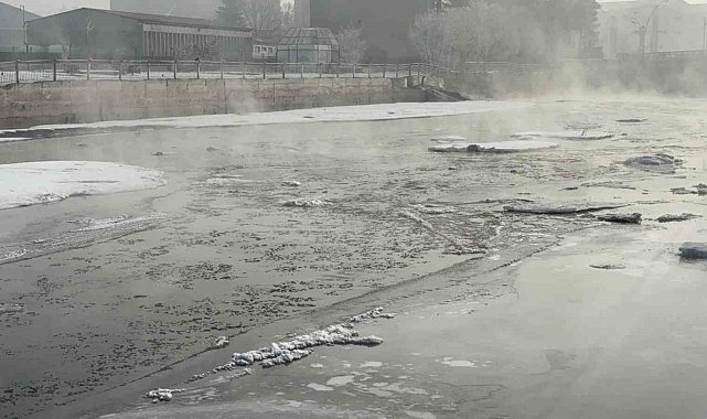 Ağrı'da dondurucu soğuklar nedeniyle Murat Nehri buz tuttu
