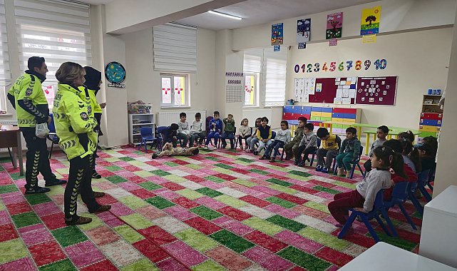 Ahlat'ta miniklere trafik güvenliği eğitimi