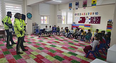 Ahlat'ta miniklere trafik güvenliği eğitimi