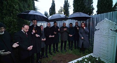 AK Parti İstanbul İl Başkanı Abdullah Özdemir, Fatih Sultan Mehmet Han'ın türbesini ziyaret etti