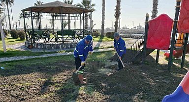 Akdeniz'de park ve yeşil alanlar bakımdan geçiriliyor