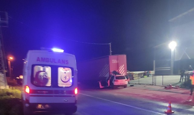 Akhisar'da otomobil tıra çarptı: 2 ölü