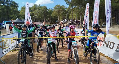 Akhisarlı genç bisikletçiler yine kürsüye çıktı