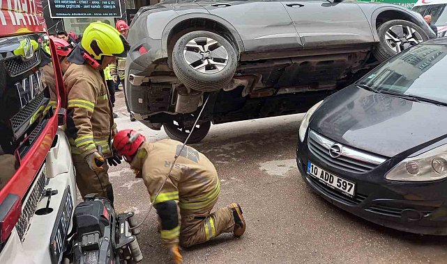 Akılalmaz kaza: Araç park halindeki otomobilin üzerine çıktı