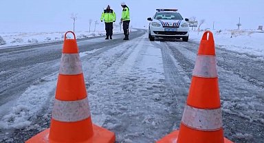 Aksaray'da 1 ilçe, 2 köy yolu kardan kapandı