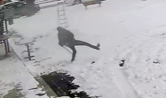 Aksaray'da karda kayıp düşenler kameralara yansıdı