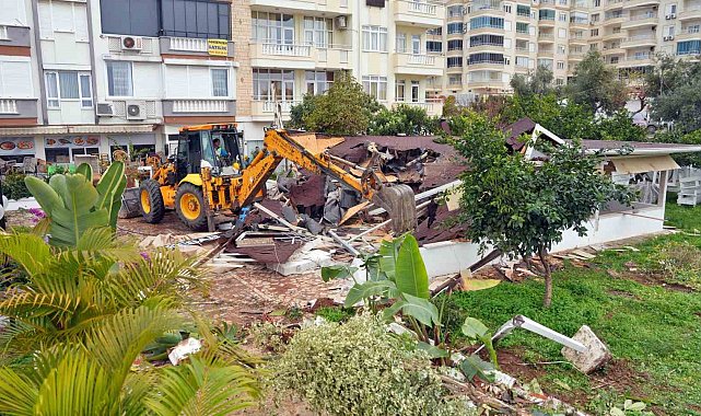 Alanya'da park alanını işgal eden restoran kaldırıldı
