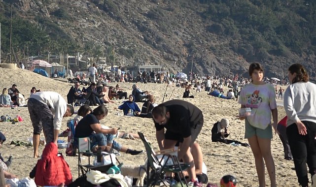 Alanya'da sıcaklıklar 20 derecenin üzerine çıktı, plajlar doldu