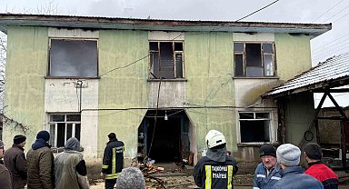 Alevlere teslim olan ev küle döndü