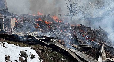 Alevlere teslim olan ev ve ahırlar küle döndü, yangın için su taşıyan tanker şarampole devrildi