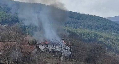 Alevlere teslim olan iki katlı ahşap ev kullanılamaz hale geli