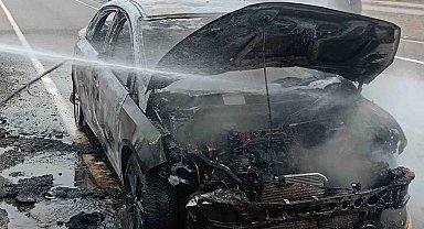 Alevlere teslim olan ticari taksi demir yığınına döndü