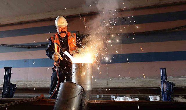 Alikahya tramvay hattında raylar döşeniyor