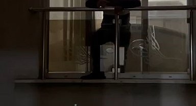 Alkollü adam cama çıktı, komşularını tehdit etti