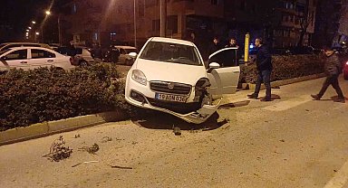 Alkollü sürücü otomobili ile orta refüje çıktı, hafif sıyrıklarla kurtuldu