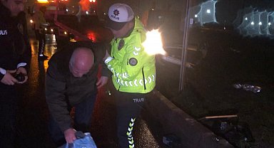 Alkollü sürücünün kullandığı araç tabelaları devirip refüje çıktı