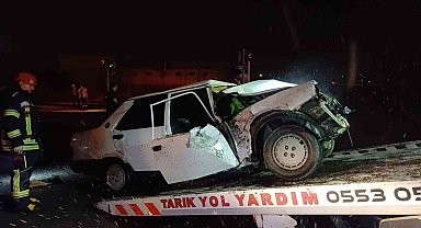 Alkollü sürücünün kullandığı Tofaş otomobil tuzlama aracına çarptı: 1'i ağır 2 yaralı