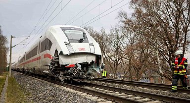 Almanya'da yolcu treni tırla çarpıştı: 1 ölü, 25 yaralı