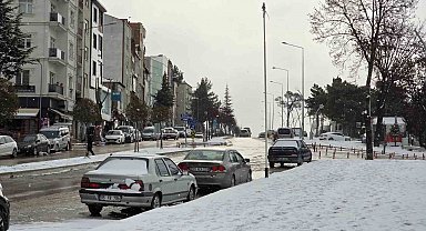 Amasya'da kar yağışı 33 köy yolunu kapattı, Hamamözü'de eğitime 1 gün ara verildi