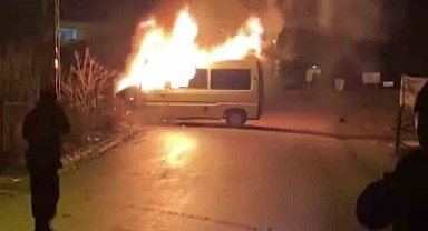 Amasya'da seyir halindeki minibüs alev alev yandı