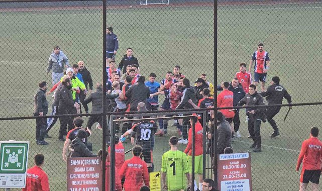 Amatör maçta devre arası hem saha hem de tribün karıştı