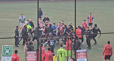 Amatör maçta devre arası hem saha hem de tribün karıştı