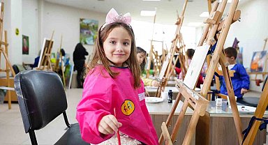 Anaokulu öğrencileri hem resim yaptılar hem film izlediler