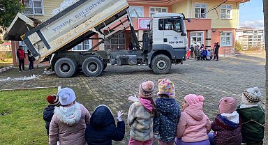 Anaokulu öğrencileri için kamyonla kar getirdiler