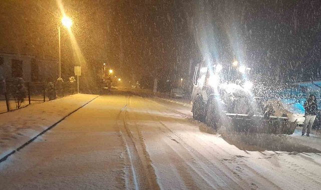 Aniden bastıran kar ekipleri harekete geçirdi