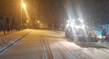 Aniden bastıran kar ekipleri harekete geçirdi