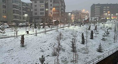 Ankara'da akşam saatlerinde başlayan kar etkili oluyor