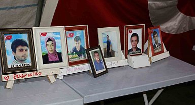 Anneler zorlu kış şartlarına rağmen çadırdan ayrılmıyor