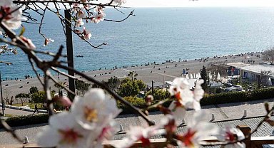 Antalya şubatta baharı yaşadı