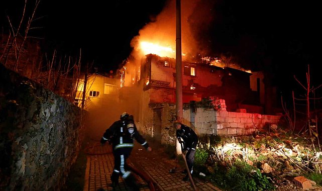 Antalya'da 150 yıllık tarihi ev alev alev yandı, mahalleli sokağa döküldü