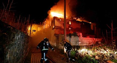 Antalya'da 150 yıllık tarihi ev alev alev yandı, mahalleli sokağa döküldü