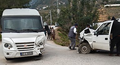Antalya'da öğrenci servisi ile kamyonet çarpıştı: 21'i öğrenci 24 yaralı