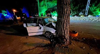 Antalya'da virajı alamayan otomobil ağaca çarptı: 1 ölü, 3 yaralı