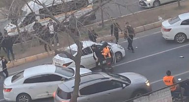 Aracın önünü kesip sürücüyü darp ettiler