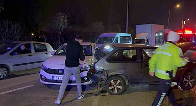 Aracının direksiyon hakimiyetini kaybetti, önündeki 3 otomobile çarparak durabildi